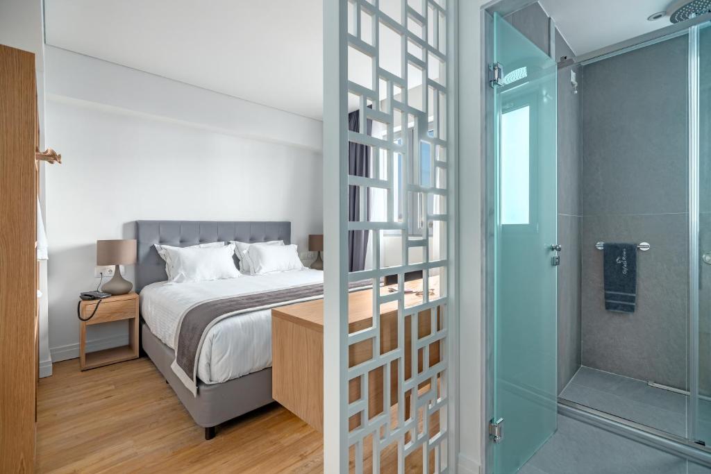 Postel nebo postele na pokoji v ubytování Glyfada Riviera Hotel