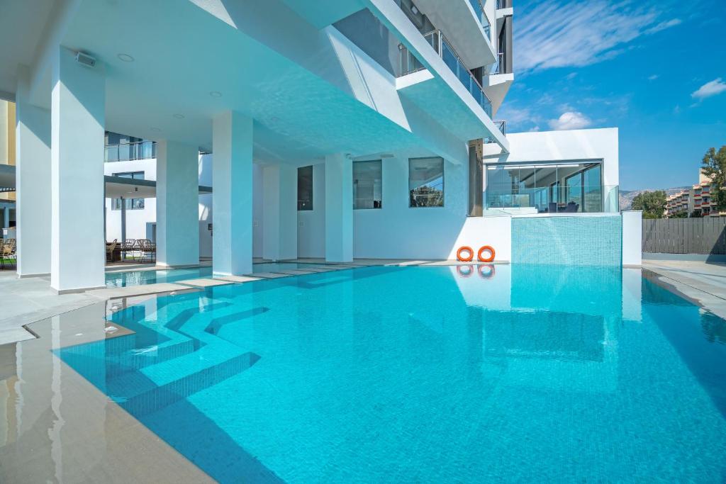 Bazén v ubytování Glyfada Riviera Hotel nebo v jeho okolí