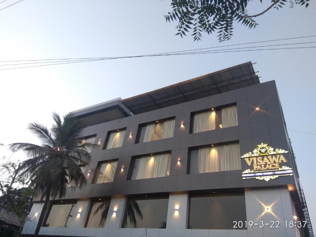 un edificio con un cartel que dice hotel Vynna en Visawa Palace Nanded, en Nanded