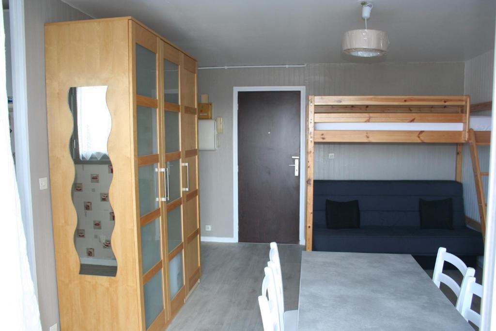 - une chambre avec des lits superposés et une chambre avec une table dans l'établissement calypso 2, à Berck-sur-Mer