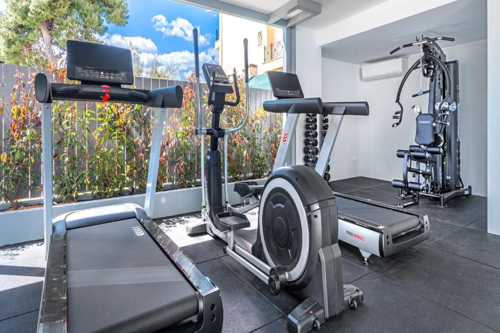 Fitness centrum a/nebo fitness zařízení v ubytování Glyfada Riviera Hotel