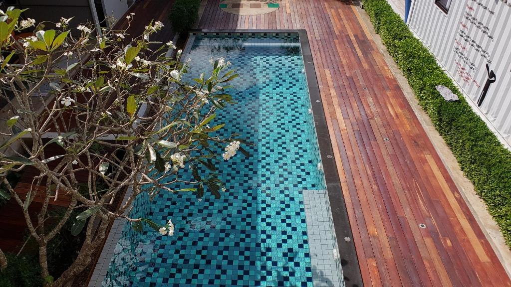 Bazén v ubytování Us hostel samui nebo v jeho okolí