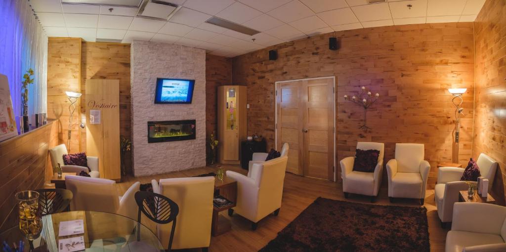 TV a/nebo společenská místnost v ubytování Hotel Le Montagnais