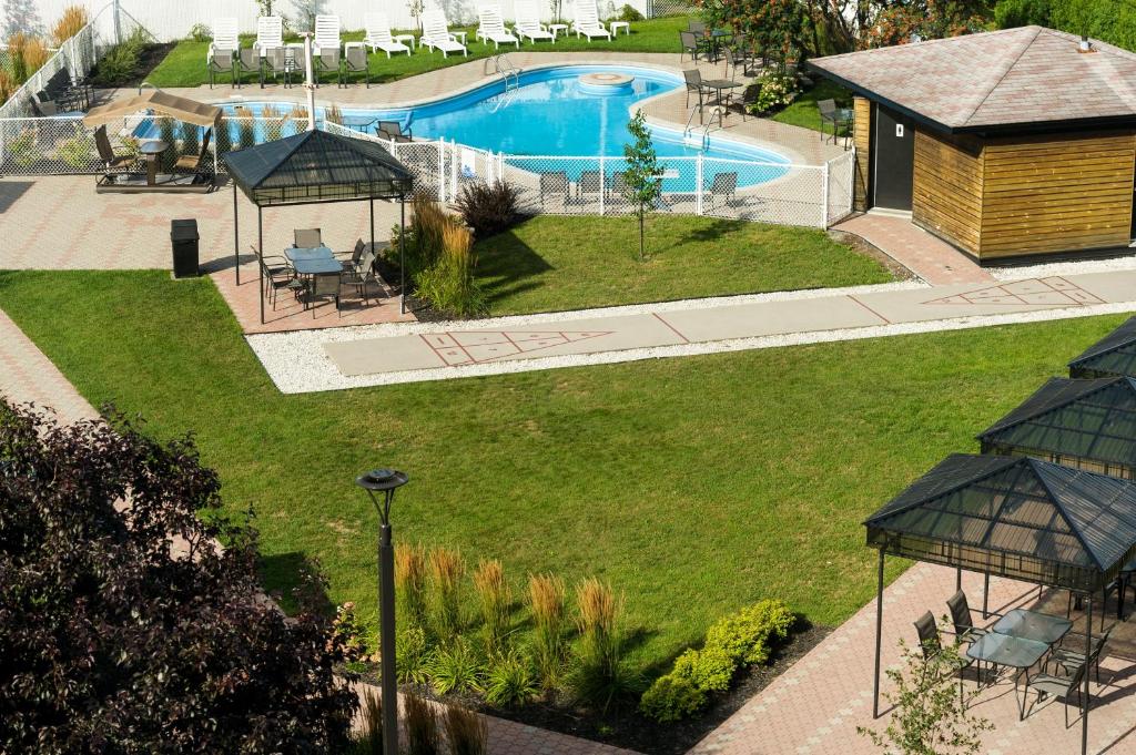Bazén v ubytování Hotel Le Montagnais nebo v jeho okolí