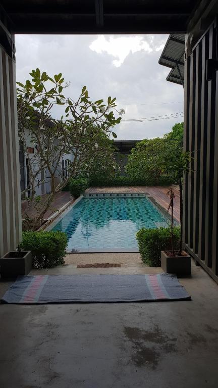 Bazén v ubytování Us hostel samui nebo v jeho okolí