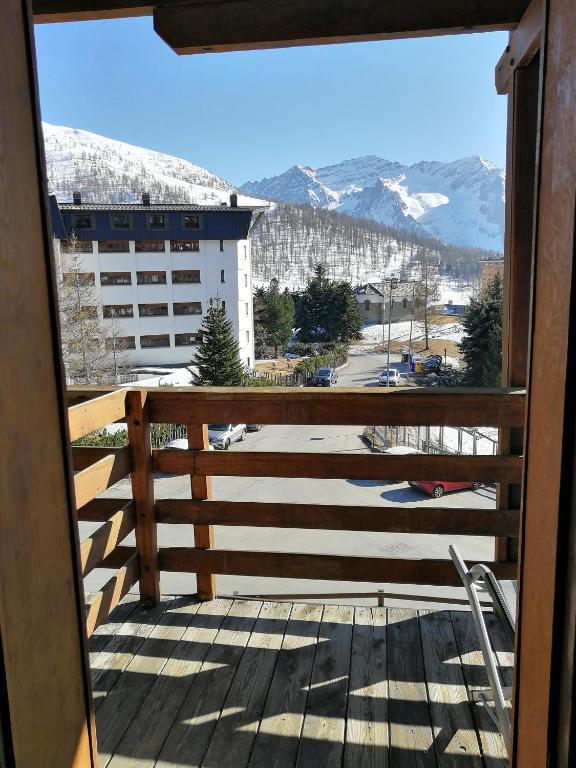 a balcony with a view of a snow covered mountain at Condominio Royal ristrutturato in Sestriere