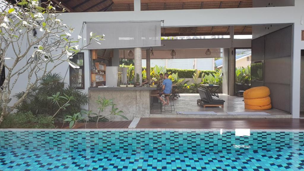Bazén v ubytování Us hostel samui nebo v jeho okolí