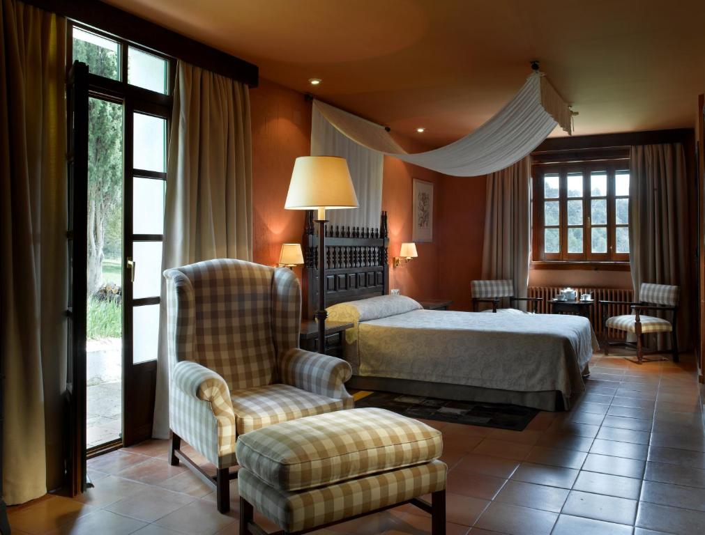 Postel nebo postele na pokoji v ubytování Parador de Cazorla