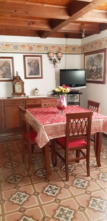 A television and/or entertainment centre at Casa de Spuches