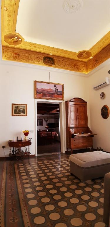 een woonkamer met een bed en een piano bij Casa de Spuches in Palermo