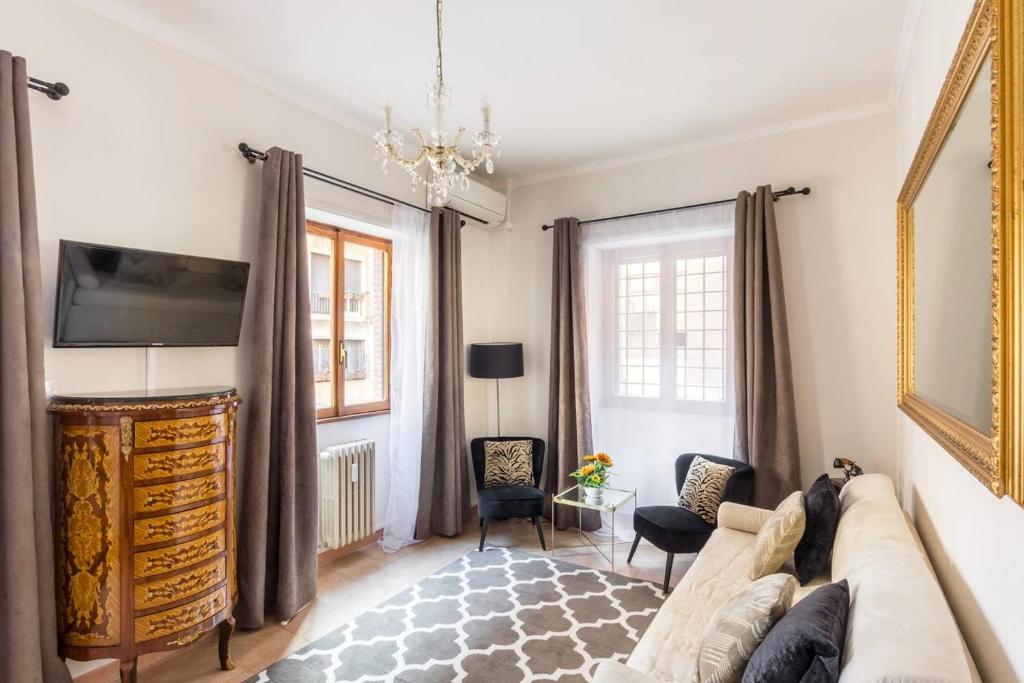 ein Wohnzimmer mit Sofa und Fernseher in der Unterkunft Navona Home in Rom