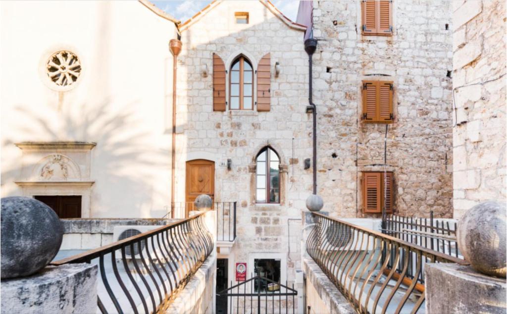 um edifício antigo com escadas em frente em Villa Varda - Villa Latica em Hvar