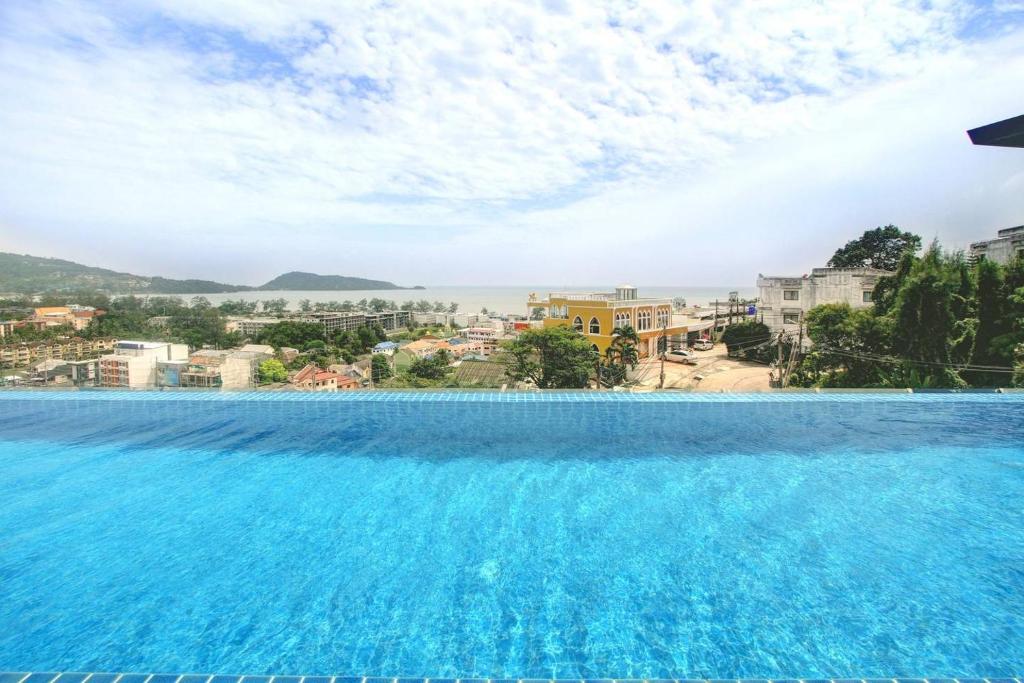Bazén v ubytování WOW Apartment at Unity Patong nebo v jeho okolí