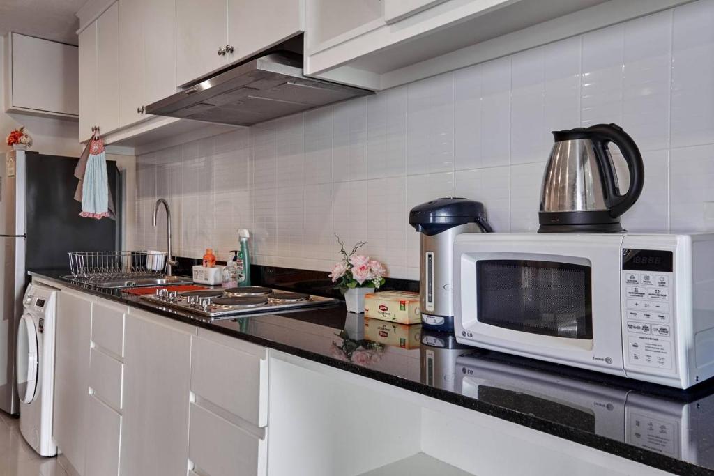 Kuchyň nebo kuchyňský kout v ubytování WOW Apartment at Unity Patong