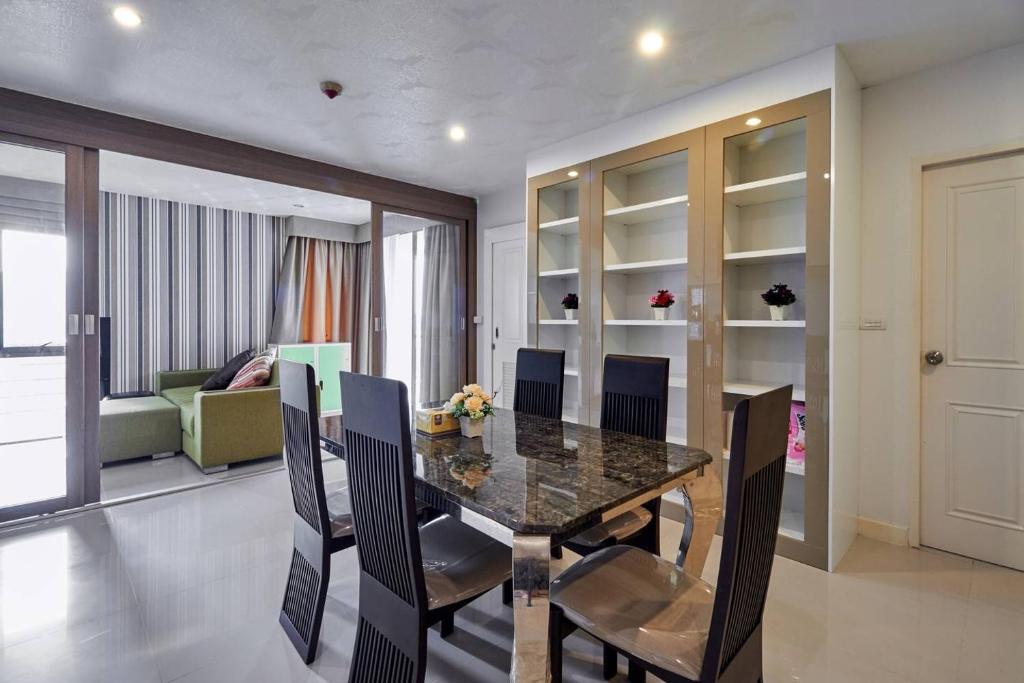 Posezení v ubytování WOW Apartment at Unity Patong