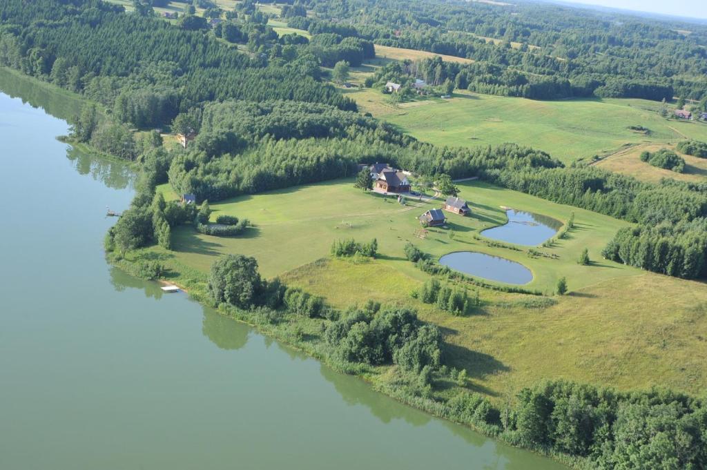 een luchtzicht op een eiland in het midden van een meer bij Country Houses Vidų Sodyba in Utena