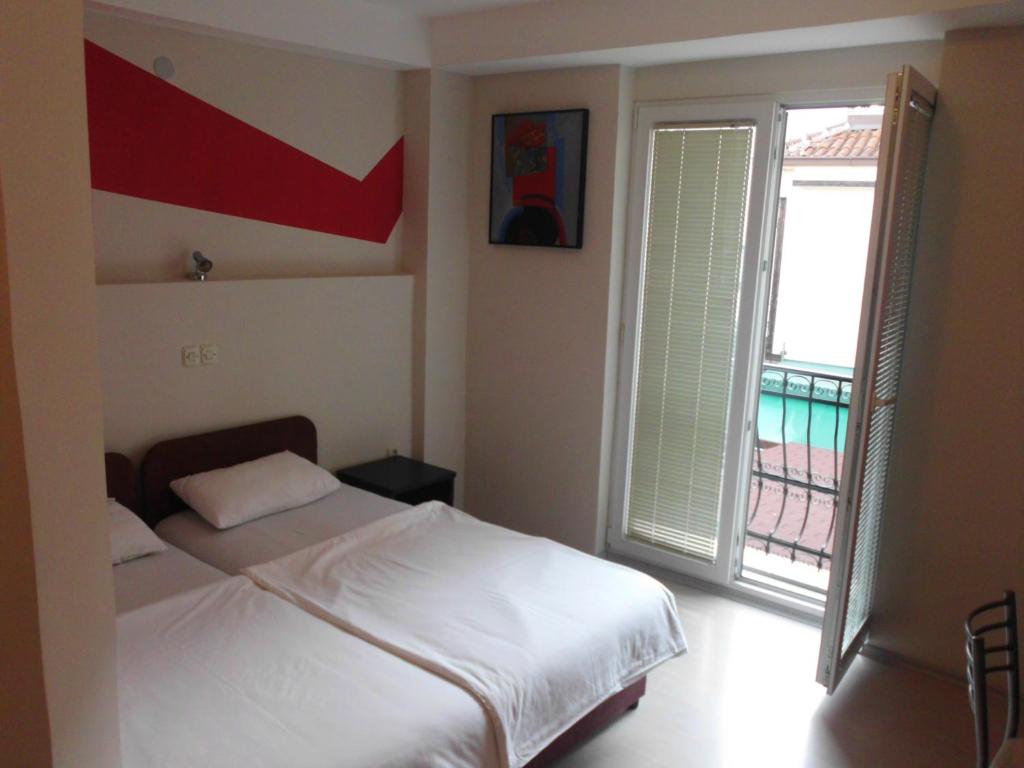 um quarto com uma cama e uma grande janela em POP MARKOV em Ohrid