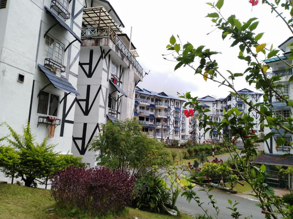 una fila de edificios de apartamentos con patio en Desa Anthurium en Cameron Highlands