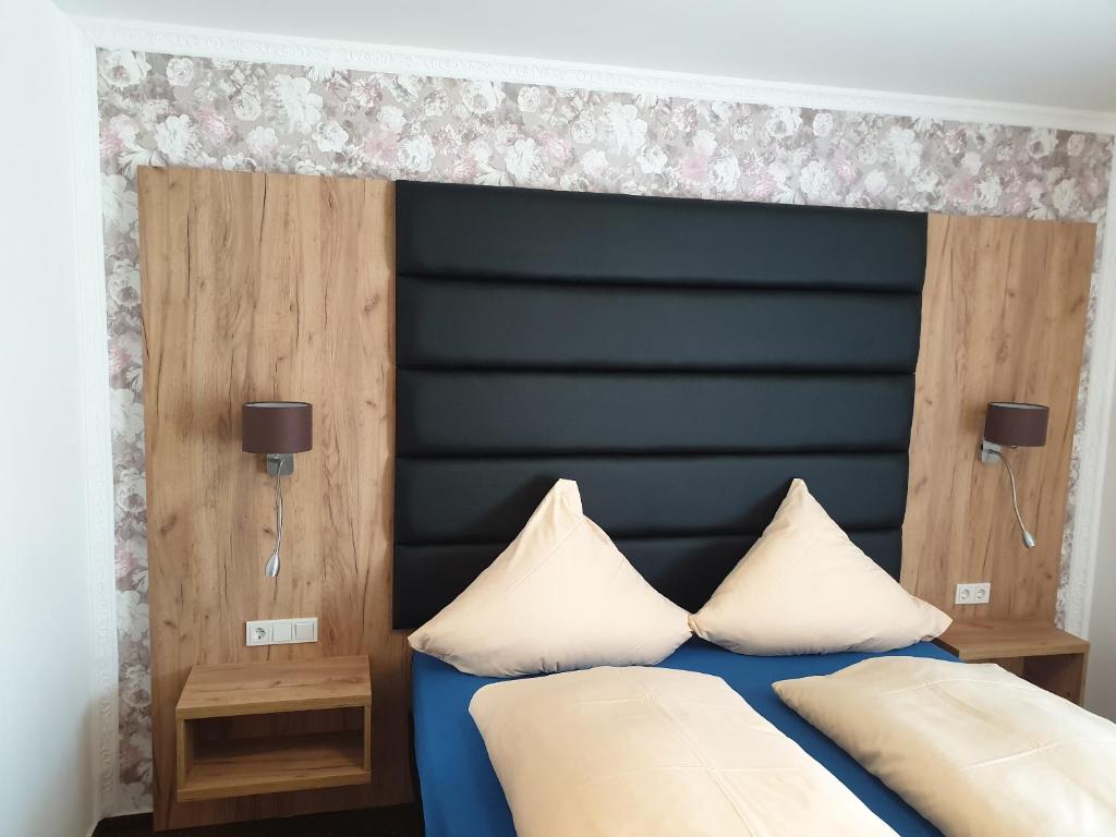 Postel nebo postele na pokoji v ubytování Kirchberg Hotel garni