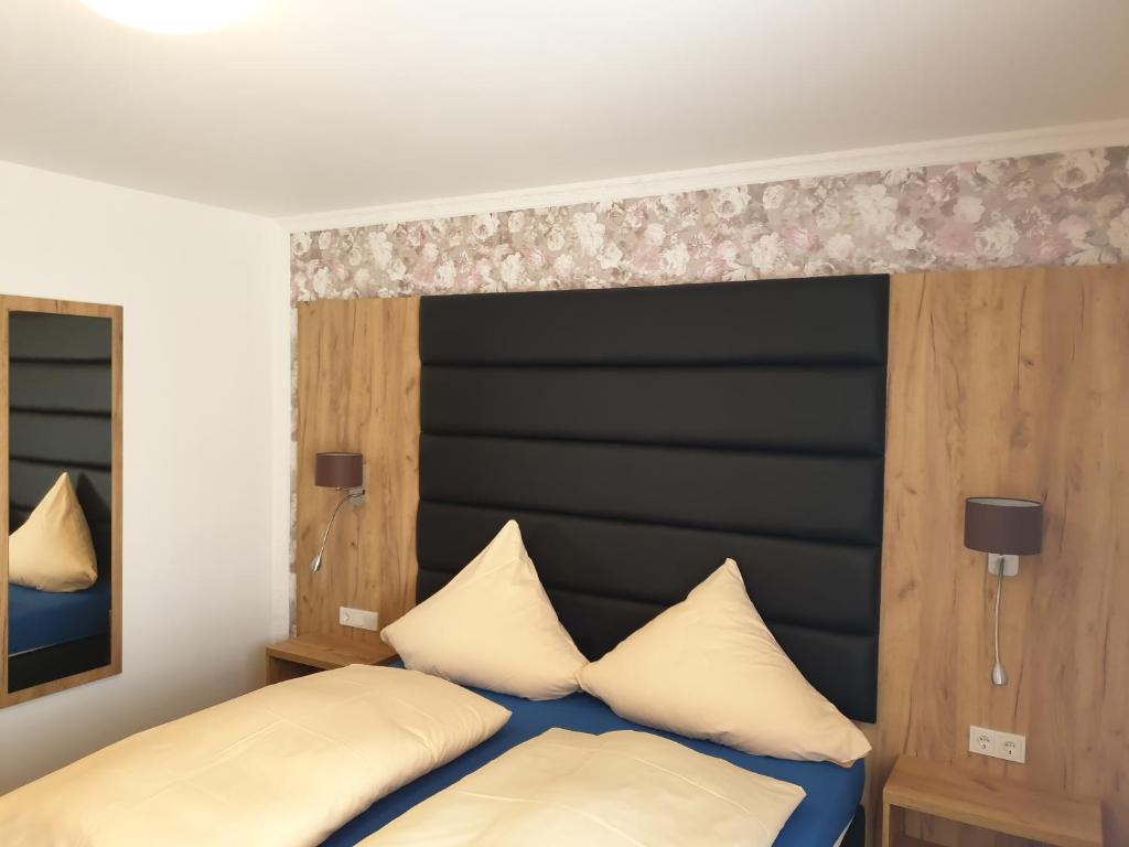 Postel nebo postele na pokoji v ubytování Kirchberg Hotel garni