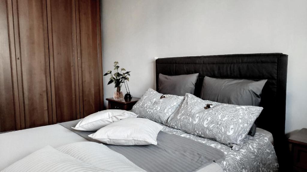 - un lit avec des oreillers dans une chambre dans l'établissement Casa Lory, à Mestre