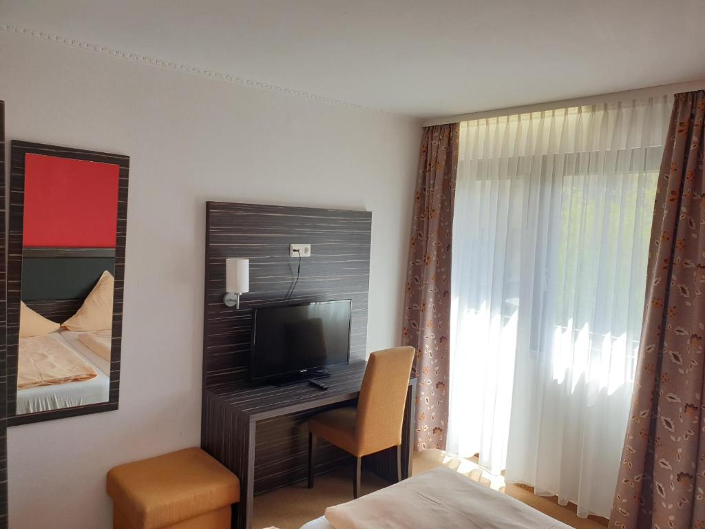 TV a/nebo společenská místnost v ubytování Kirchberg Hotel garni