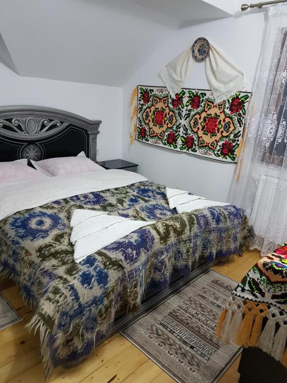 Giường trong phòng chung tại Pensiunea Viorica