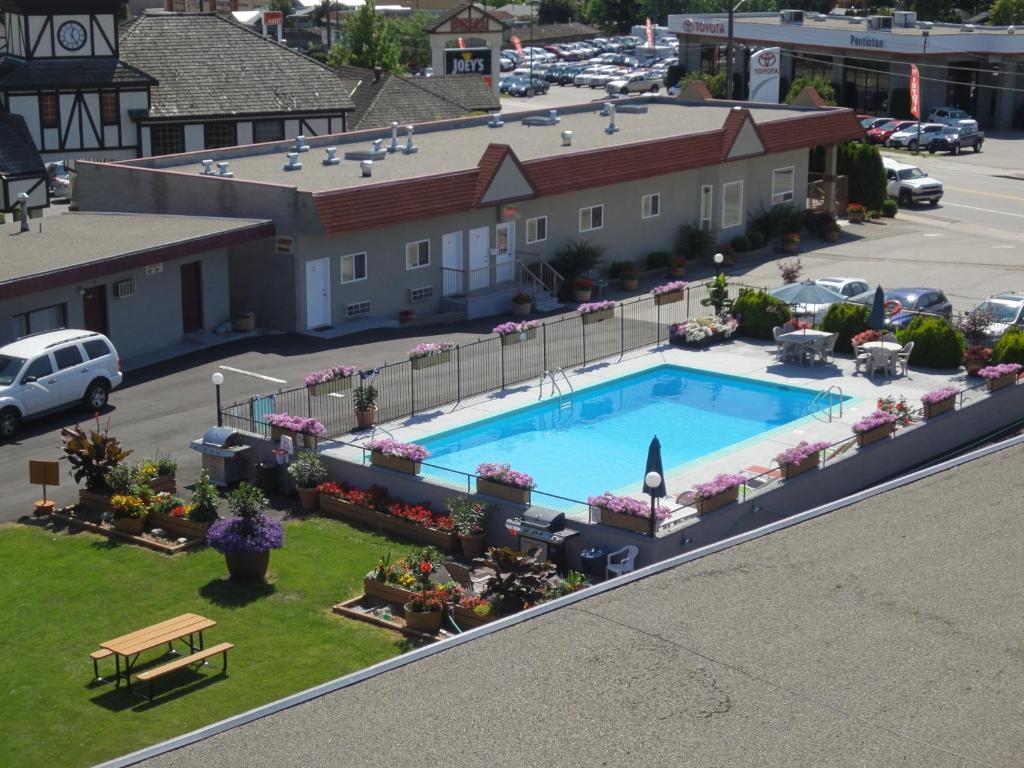 an overhead view of a swimming pool in a city at Apple Tree Inn in Penticton