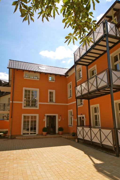 an orange building with a courtyard in front at Mediterrane Luxusferienwohnung 5, Berlin- Köpenick, Am Müggelsee in Berlin