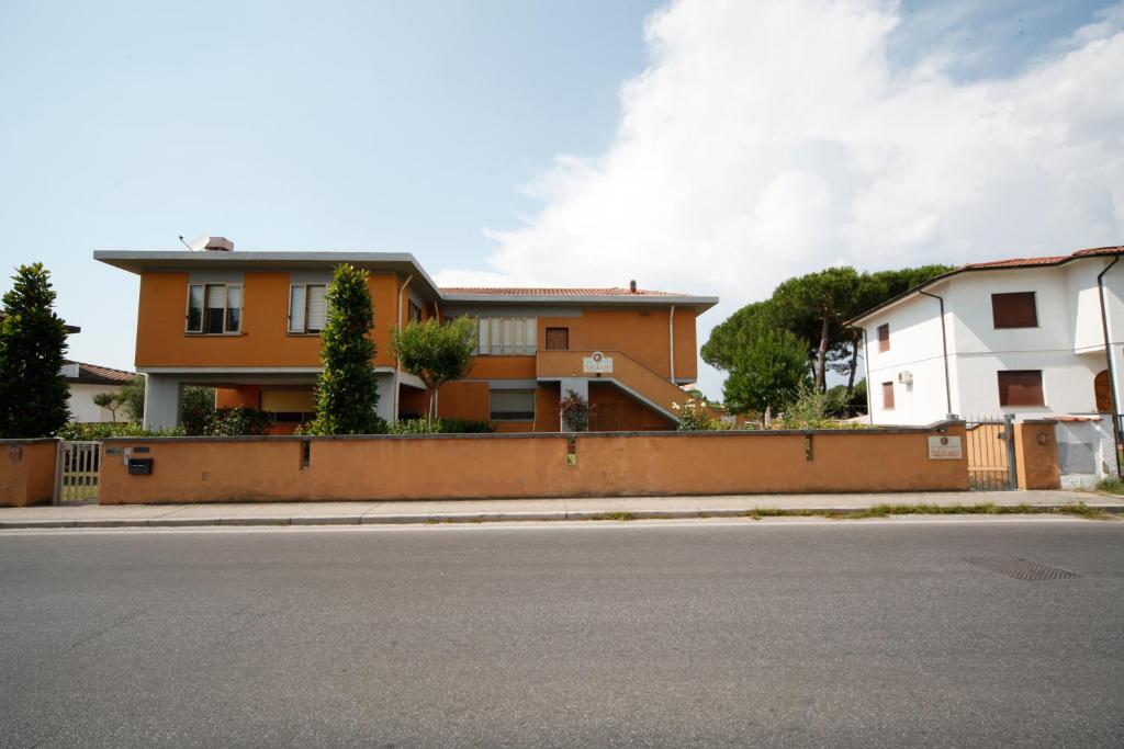 una casa al lado de una calle en B&B SoleLuna, en Pisa