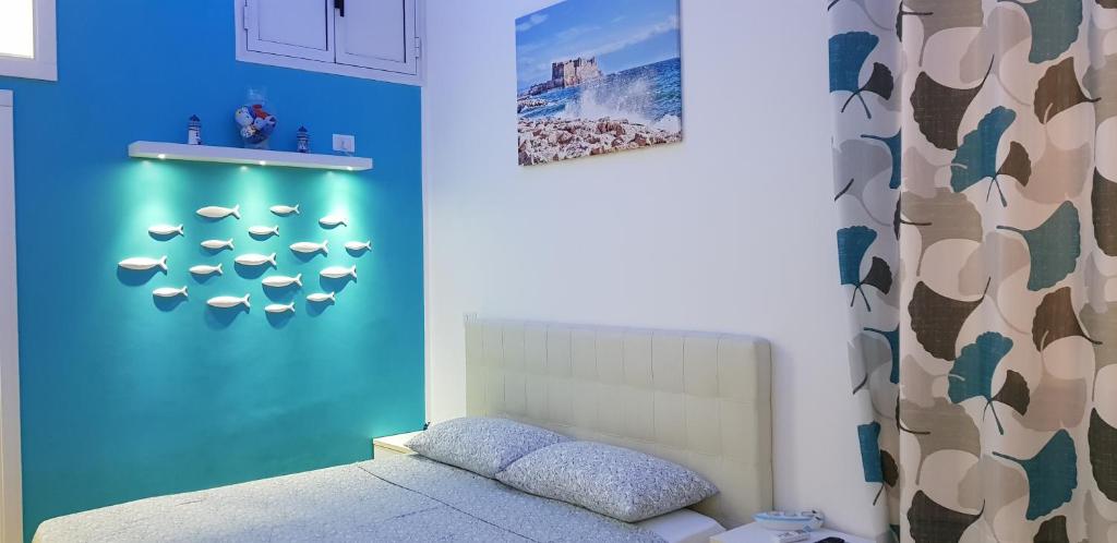 una camera con letto e parete blu di Studio One a Napoli