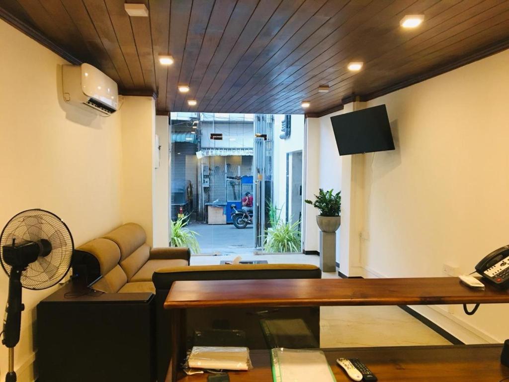 TV a/nebo společenská místnost v ubytování Opulence Colombo