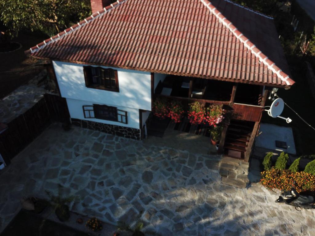 Casa pequeña con techo rojo y patio en Митровата къща, en Raynovtsi