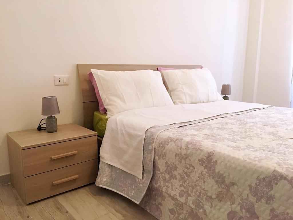 a bedroom with a large bed and a nightstand with a bed sidx sidx sidx at Venice Family & Friends in Mestre