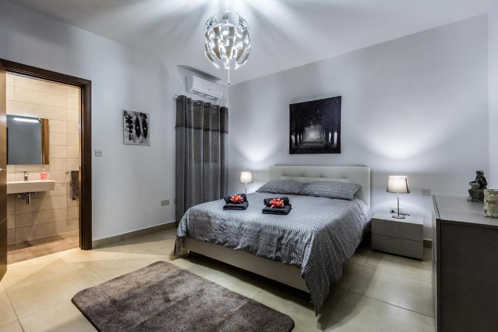 Sunny Modern Apartments - Three-Bedroom Apartment