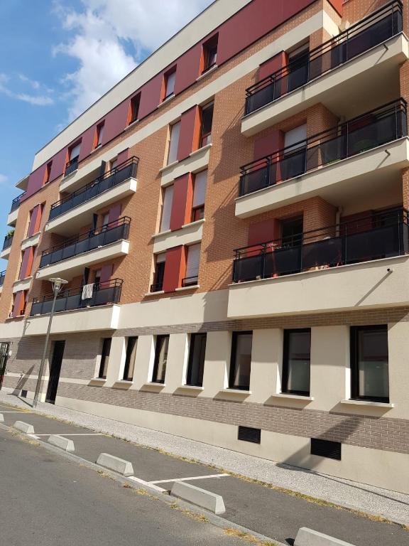 an apartment building with balconies on the side of it at Appartement de 2 chambres au Centre de Cergy in Cergy