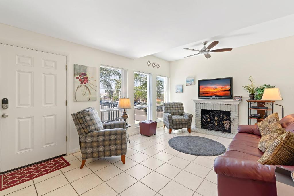uma sala de estar com um sofá e uma lareira em Madeira Beach Condo em St. Pete Beach