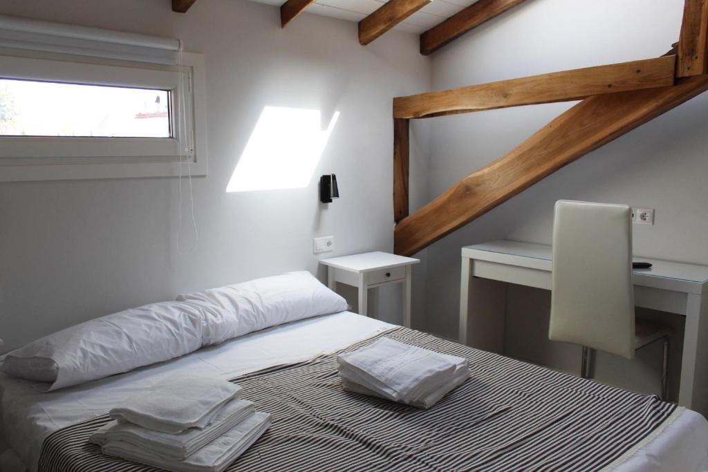 Łóżko lub łóżka w pokoju w obiekcie Apartamentos Elizondo Center