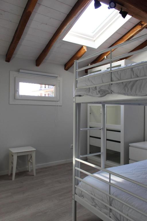 Łóżko lub łóżka w pokoju w obiekcie Apartamentos Elizondo Center
