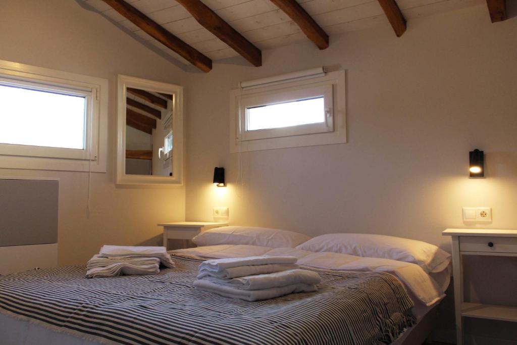 Łóżko lub łóżka w pokoju w obiekcie Apartamentos Elizondo Center