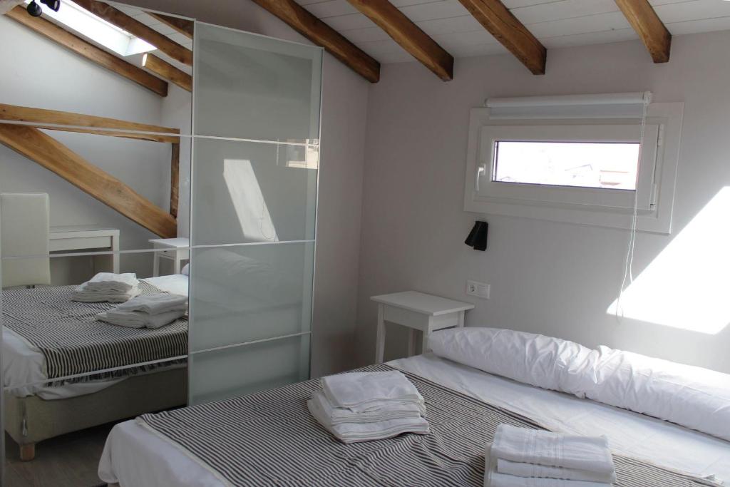 Łóżko lub łóżka w pokoju w obiekcie Apartamentos Elizondo Center