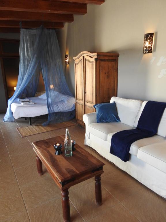 un salon avec un canapé et une table dans l'établissement B&B El Ranxo, à Franciach
