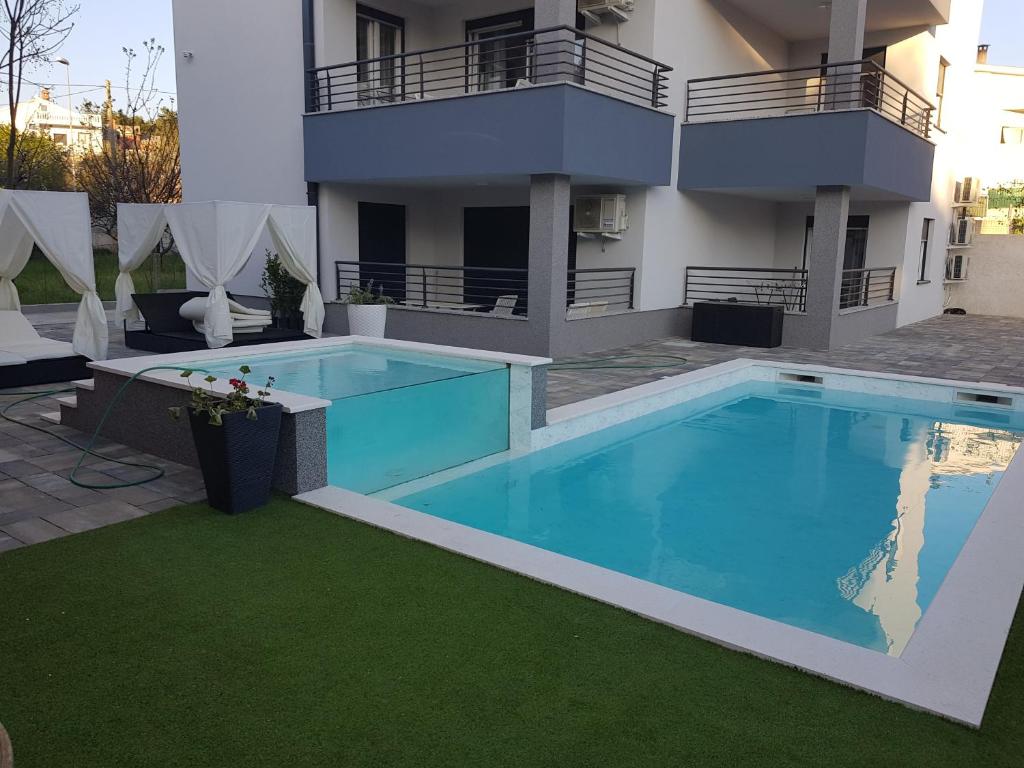 Piscina de la sau aproape de Apartments Marta 1