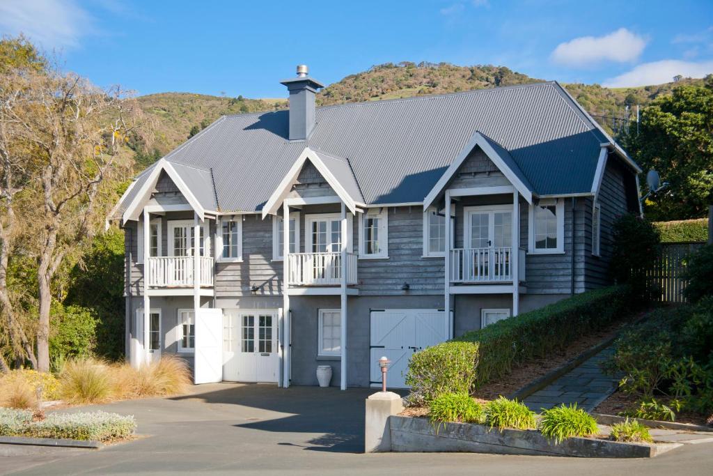 duży dom z szarym dachem w obiekcie Braestone Lodge w mieście Dunedin