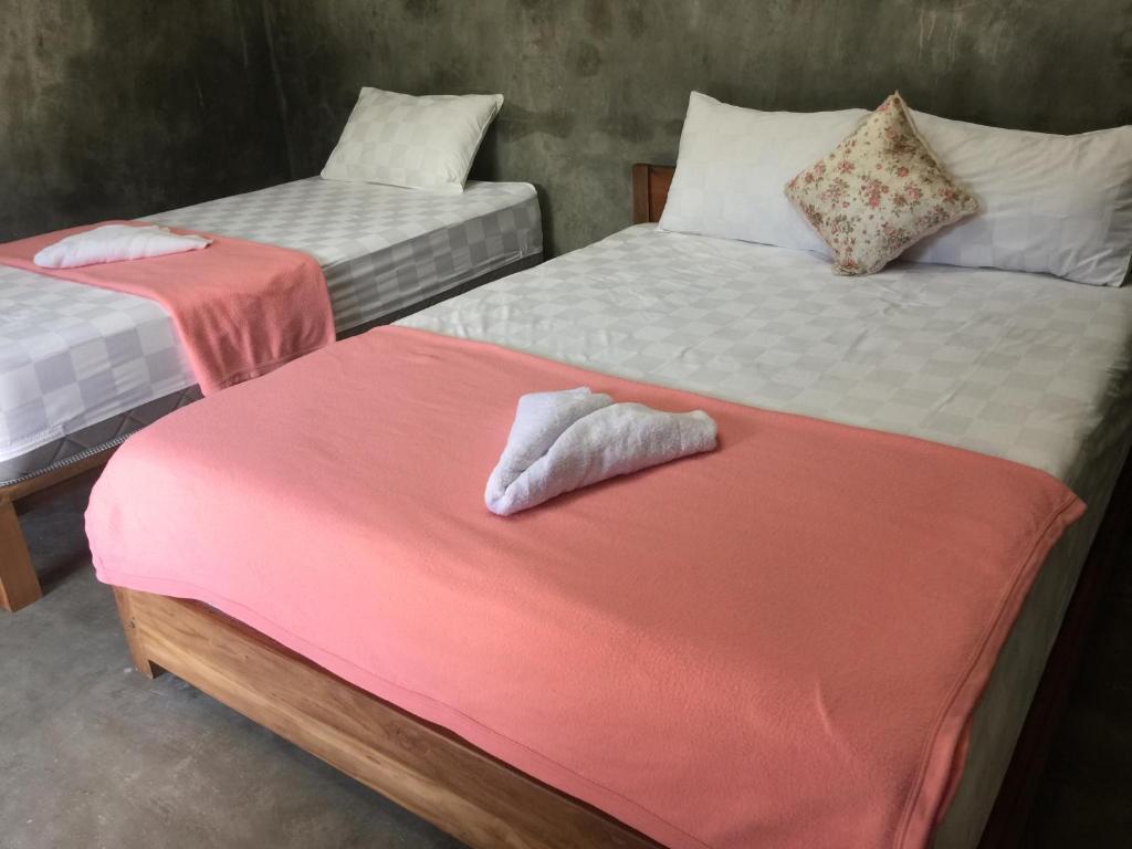 Postel nebo postele na pokoji v ubytování Watukarung Ristu Homestay