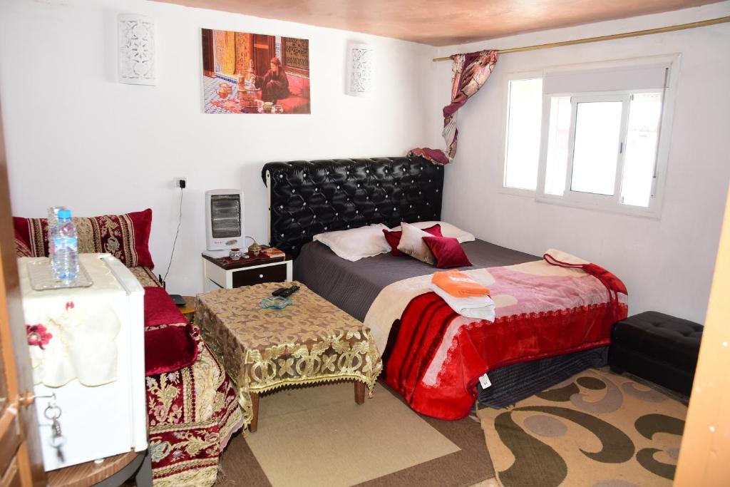 - une petite chambre avec un lit et une table dans l'établissement Chambre Perle Amine, à Rabat