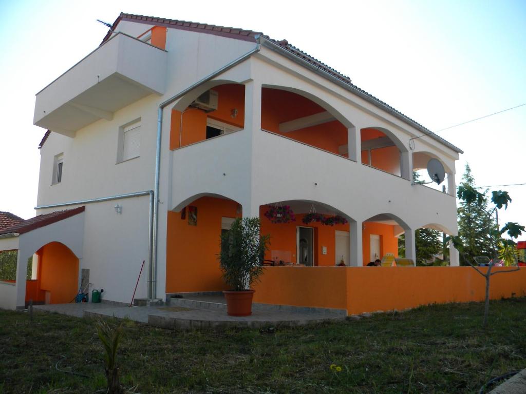 een huis met een oranje en wit bij APARTMANI LIVK in Debeljak