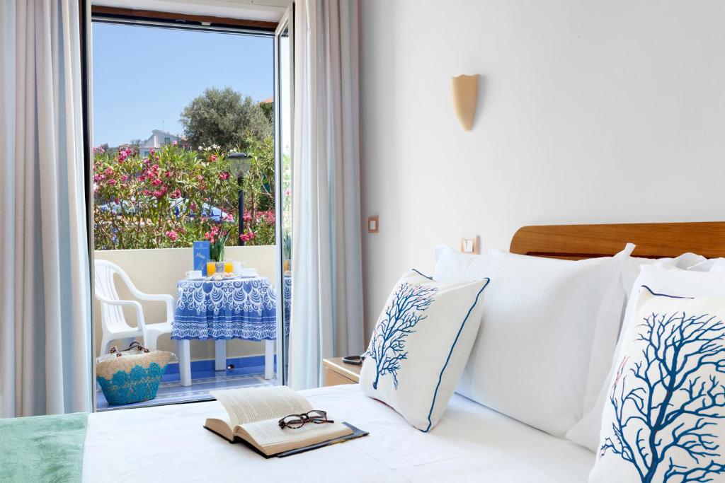 A bed or beds in a room at Hotel Piccolo Paradiso