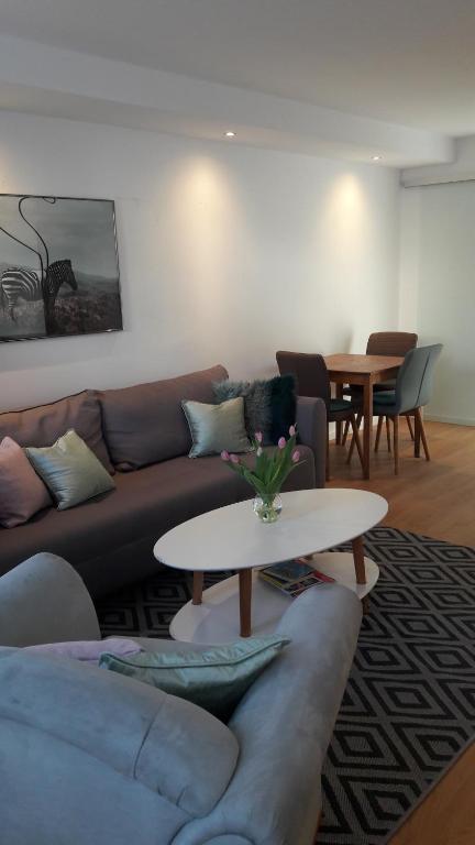 uma sala de estar com um sofá e uma mesa em Unterkunft KIKI em Bad Salzuflen