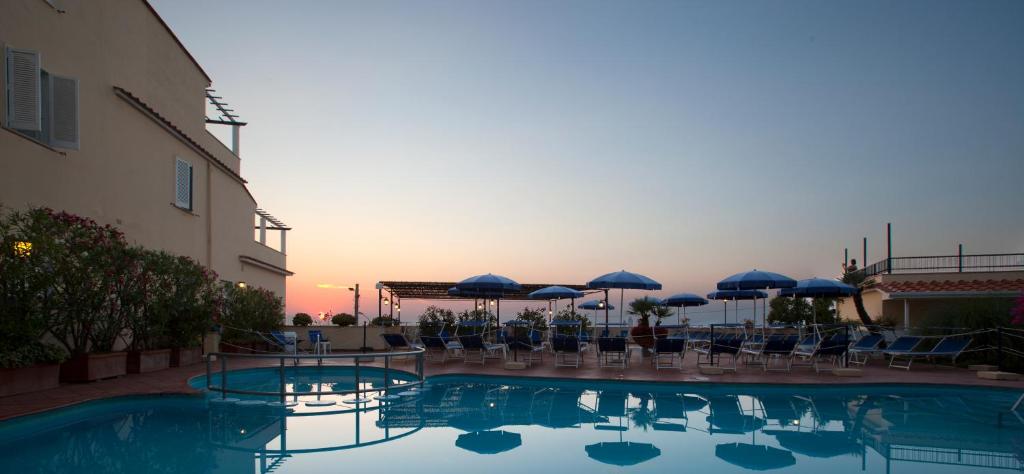 The swimming pool at or close to Hotel Piccolo Paradiso